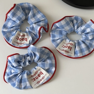 Set mit 3 blau-weiß karierten Haargummis mit rotem Rand und gewebten Etikettendetails