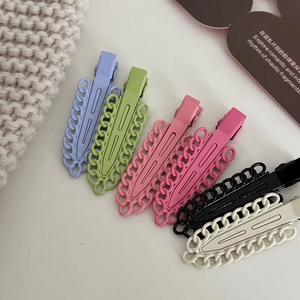 Gros plan détaillé de barrettes à cheveux mates à texture de chaîne en couleurs pastel