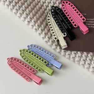 Lot de six pinces à cheveux en métal avec motif chaîne en couleurs pastel sur fond doux