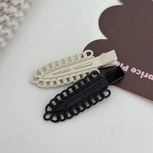 Détails des barrettes à cheveux en métal noir et crème avec bordure chaîne décorative
