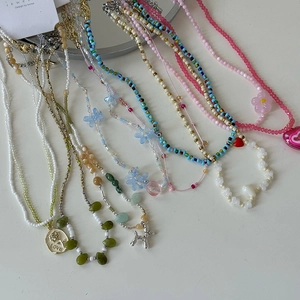 Colliers de perles colorés avec breloques mignonnes comme chien ballon et cœur