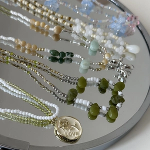 Colliers de perles colorées faits main avec breloques fleurs et gravure LOVE