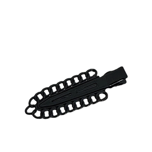 Pince à cheveux noire mate en métal avec design de chaîne et bec de canard