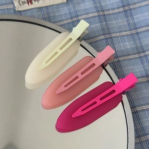 Three-piece seamless hair clip set with matte jelly finish in peach and purple colors