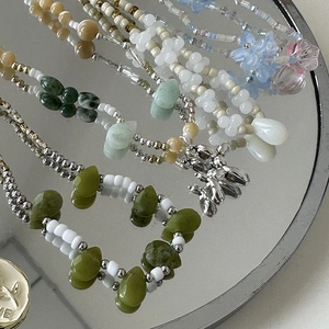 Collier de perles fait main avec pendentif chien ballon argenté et charmes en verre