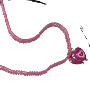 Collier de perles en cristal rose avec pendentif coeur pour un style féminin tendance