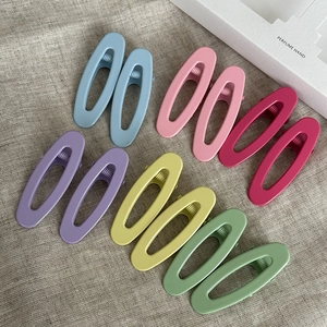 Dettaglio di fermagli per capelli ovali opachi in colori macaron e tonalità pastello
