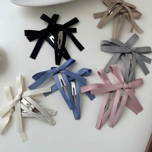 Set di sei fermagli per capelli con fiocco in raso nero, kaki, blu, rosa e bianco crema