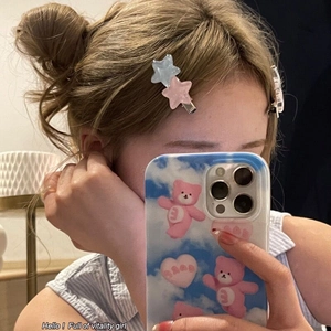 Barrettes à cheveux en forme d'étoile rose et bleu scintillant en vue latérale lifestyle