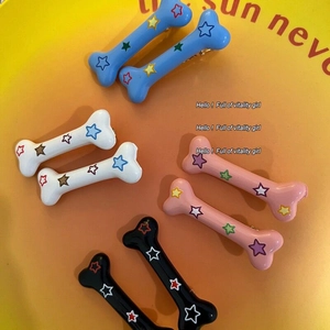 Lot de huit pinces à cheveux en forme d'os en bleu, rose, blanc et noir avec motifs d'étoiles