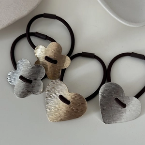 Lot de quatre chouchous minimalistes avec pendentifs cœur et fleur en métal brossé