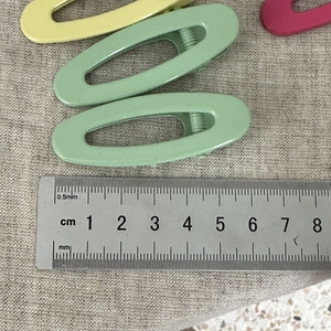 Misura dettagliata che mostra un fermaglio per capelli ovale cavo di 5,5 cm color caramella