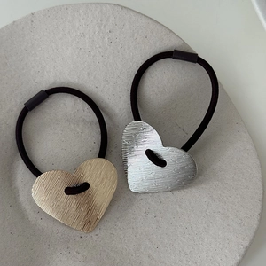 Élastiques à cheveux avec pendentifs cœur en métal brossé et bande haute élasticité chic