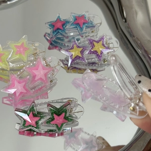 Pinces à cheveux en forme d'étoile avec paillettes colorées sur plateau miroir