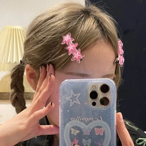 Barrette étoile rose Y2K en résine avec trois pentagrammes dégradés sur un modèle