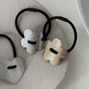 Détails de pendentifs fleur et cœur en métal brossé sur des élastiques noirs fins