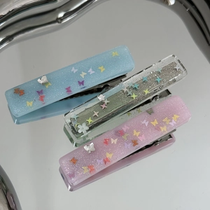 Lot de trois barrettes en résine pailletée avec paillettes papillon et étoile sur plateau