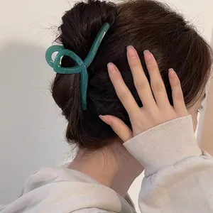 Pinza per capelli 14cm verde smeraldo con elegante design incrociato per acconciature