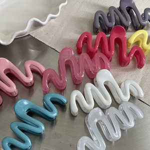 Colorful wave hair claw clips with marble texture for elegant women styling