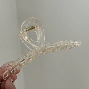 Dettaglio della grande pinza per capelli da 14cm con scaglie dorate e molla in metallo