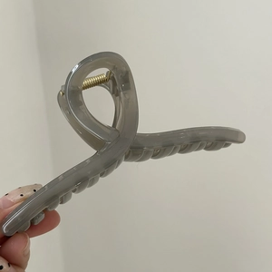 Dettaglio molletta per capelli grigio fumo da 14cm con robusta molla in metallo dorato