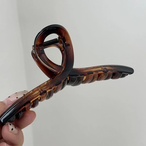 Dettaglio del grande fermaglio per capelli da 14cm tartarugato con molla in metallo forte