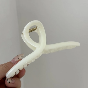 Dettaglio molletta per capelli bianco crema da 14 cm con finitura lucida e molla oro