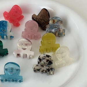 Mini pinces à cheveux en acétate aux couleurs variées et motifs marbrés sur plat blanc