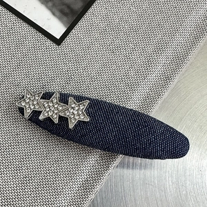 Funkelnde Denim-Stern-Haarklammer mit glänzenden Strasssteinen und dunkelblauem Stoff