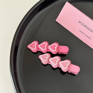 Lot de deux barrettes à cheveux Y2K rose et blanc avec un motif en forme de cœur