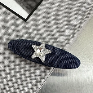 Detail einer blauen Denim-Haarklammer mit funkelndem Strassstern auf Silberbasis