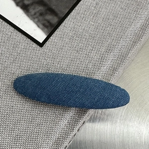 Nahaufnahme der blauen Denim-Haarspange mit Stern- und Herz-Strass-Details