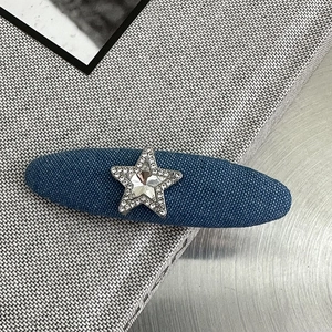 Makro-Detail der Y2K Denim-Stern-Haarspange mit glitzernden Strasssteinen und Silberfinish
