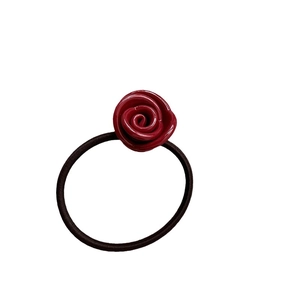 Elegante elastico per capelli con fiore di rosa rosso scuro su sfondo bianco puro