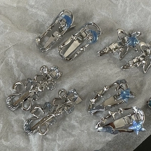 Barrettes Y2K en métal argenté avec étoiles, lunes et détails bleus sur fond gris