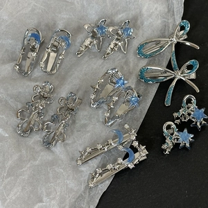 Détails de pinces à cheveux Y2K bleues et argentées avec étoiles, nœuds et strass brillants