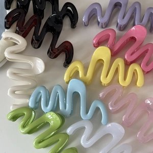 Grandes pinces à cheveux ondulées en acrylique multicolores pour chignons minimalistes