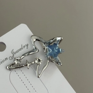 Détail de la pince à cheveux étoile Y2K argentée avec étoile bleue et cristaux