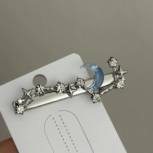 Détail de la pince à cheveux y2k étoile argentée et lune bleue avec cristaux
