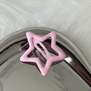 Nahaufnahme der rosa Stern-Haarspange mit mattem Finish auf einem silbernen Tablett
