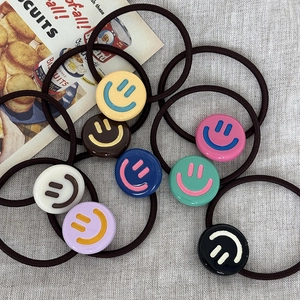 Vue détaillée de breloques smiley en résine colorée sur des élastiques à cheveux en lot de 8