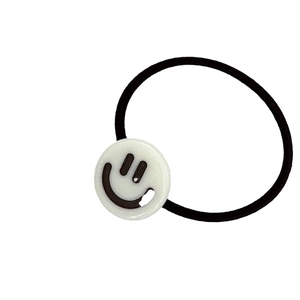 Élastique à cheveux noir mignon avec perle acrylique visage souriant blanc