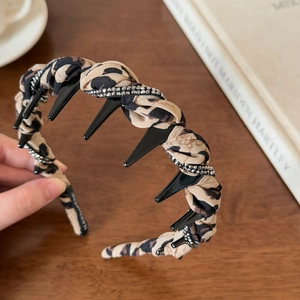 Elegant leopard print headband with integrated hair clips and sparkling rhinestone edges