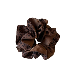 Chouchou à imprimé léopard marron avec froufrous en satin soyeux pour femmes