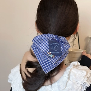 Blau kariertes Scrunchie mit Hunde-Stoffetikett im koreanischen Stil am Zopf