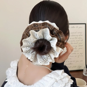 Chouchou vintage à carreaux marron avec dentelle blanche pour coiffures en chignon