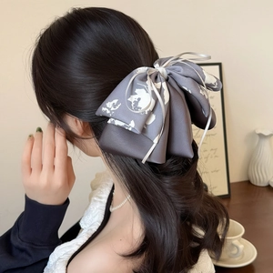 Pince à cheveux nœud en satin gris de luxe avec imprimé abstrait blanc pour queue de cheval