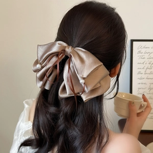 Pince à cheveux élégante en satin champagne avec nœud multicouche et perles