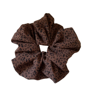 Large vintage leopard print scrunchie made of premium brown fabric with elastic design