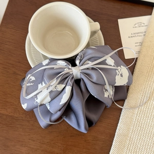 Barrette à cheveux élégante avec grand nœud mauve à imprimé floral blanc et texture satin